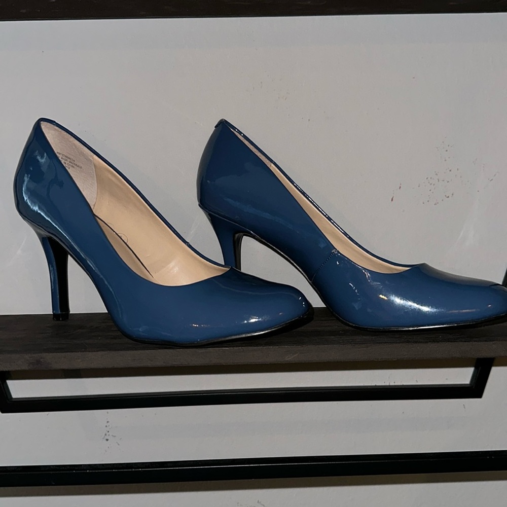 Nine West Teal/blue 3 inch pumps size 8M, like new. Patent leather round toe